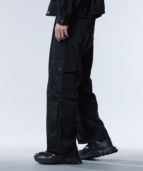 UNITED TOKYO(ユナイテッドトウキョウ)の「ヴァゼロナイロンカーゴパンツ | セットアップ着用可能(カーゴパンツ・メンズ・ブラック/ダークグレー・2/1)」の22枚目の写真
