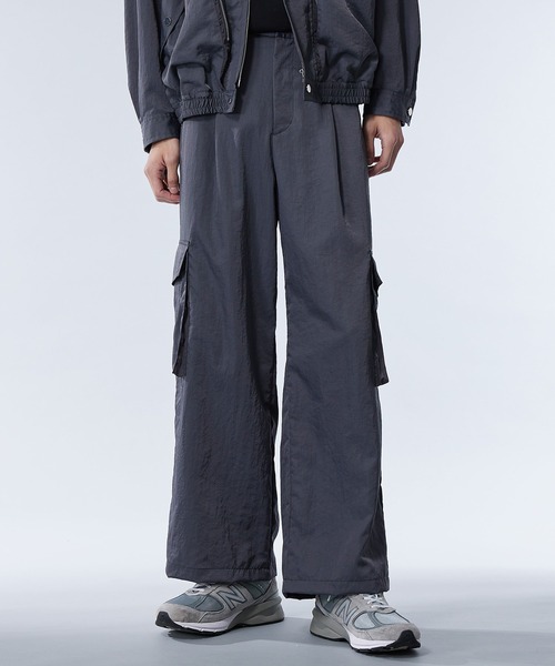 UNITED TOKYO(ユナイテッドトウキョウ)の「ヴァゼロナイロンカーゴパンツ | セットアップ着用可能(カーゴパンツ・メンズ・ブラック/ダークグレー・2/1)」の15枚目の写真