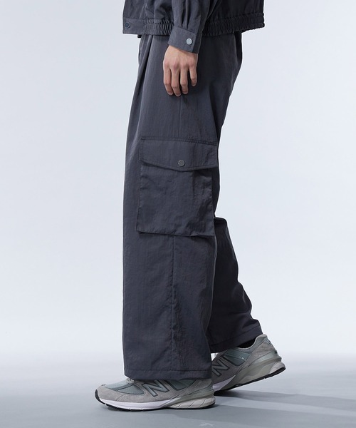 UNITED TOKYO(ユナイテッドトウキョウ)の「ヴァゼロナイロンカーゴパンツ | セットアップ着用可能(カーゴパンツ・メンズ・ブラック/ダークグレー・2/1)」の16枚目の写真