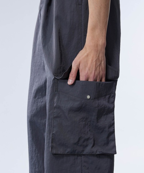 UNITED TOKYO(ユナイテッドトウキョウ)の「ヴァゼロナイロンカーゴパンツ | セットアップ着用可能(カーゴパンツ・メンズ・ブラック/ダークグレー・2/1)」の13枚目の写真