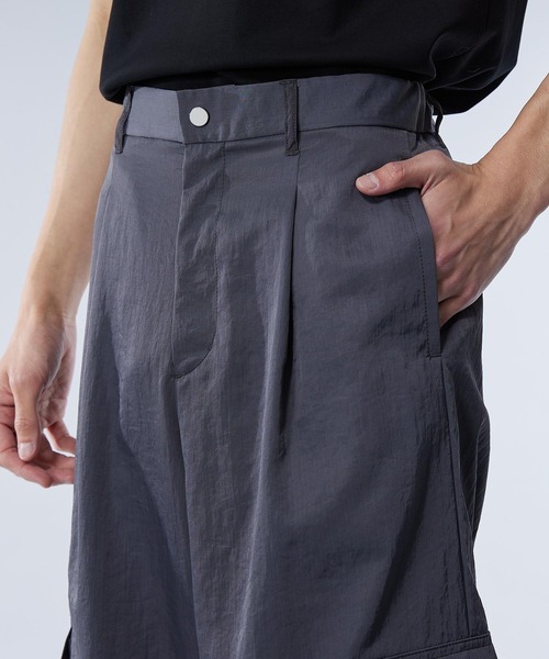 UNITED TOKYO(ユナイテッドトウキョウ)の「ヴァゼロナイロンカーゴパンツ | セットアップ着用可能(カーゴパンツ・メンズ・ブラック/ダークグレー・2/1)」の10枚目の写真