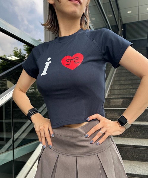 A'GEM/9 × .kom 『.KOM/ドットケーオーエム』 アイラブリボンTEE