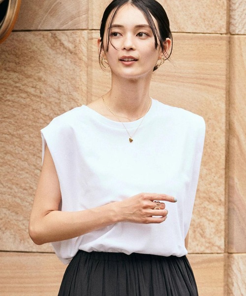 AMERICAN HOLIC（アメリカンホリック）の「ショルダータックノースリーブプルオーバー（Tシャツ/カットソー・レディース・グレイッシュベージュ/ブラック/ブルー系その他2/ライトグリーン/ブラック系その他4/オフホワイト・M/L）」の2枚目の写真