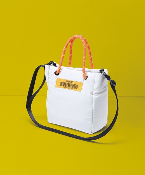 KiU（キウ）の「パフィートートバッグミニ（トートバッグ・レディース・オフホワイト/シルバー/ブラック・FREE）」の2枚目の写真