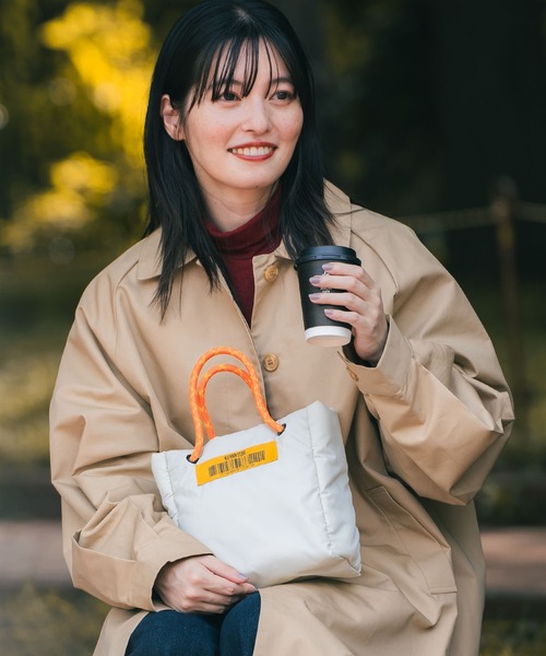 KiU（キウ）の「パフィートートバッグミニ（トートバッグ・レディース・オフホワイト/シルバー/ブラック・FREE）」の4枚目の写真