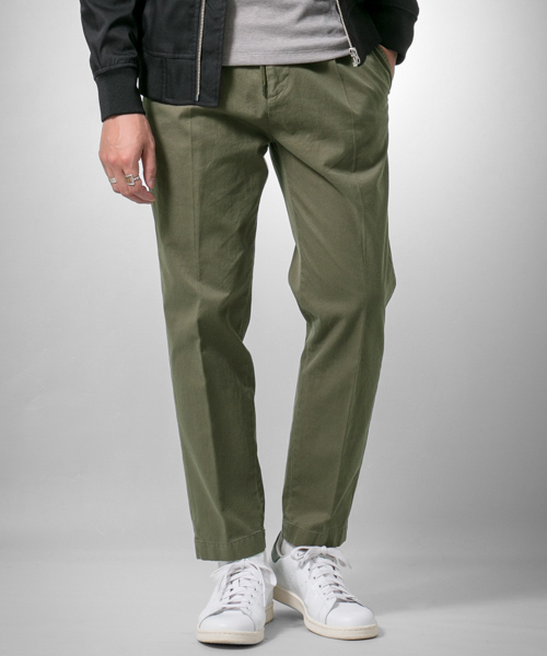 URBAN RESEARCH（アーバンリサーチ）の「UR 製品染めタックパンツ（その他パンツ・メンズ・カーキ/ベージュ/ネイビー・LARGE/MEDIUM）」の2枚目の写真