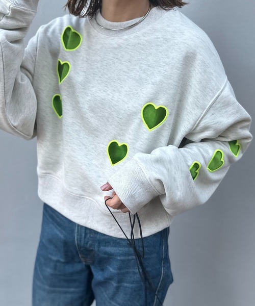 mi via loca(ミヴィアロカ)の「カットアウト ハート刺繍 スウェットプルオーバー(スウェット・レディース・ピンク/スミクロ/オートミール・FREE)」の2枚目の写真