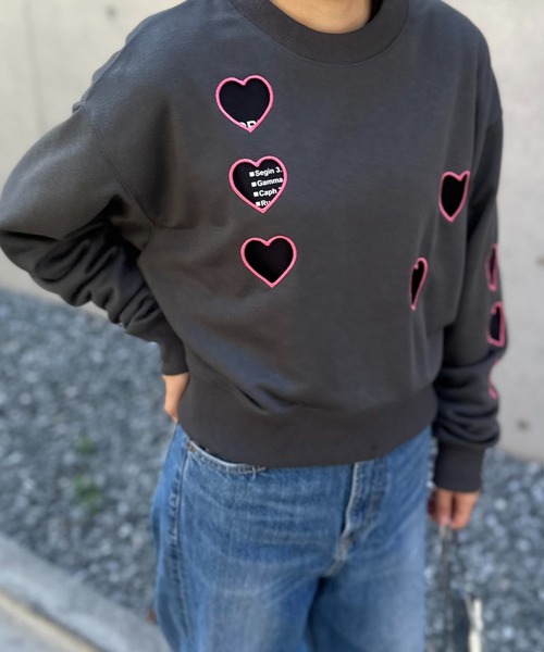 mi via loca(ミヴィアロカ)の「カットアウト ハート刺繍 スウェットプルオーバー(スウェット・レディース・ピンク/スミクロ/オートミール・FREE)」の1枚目の写真