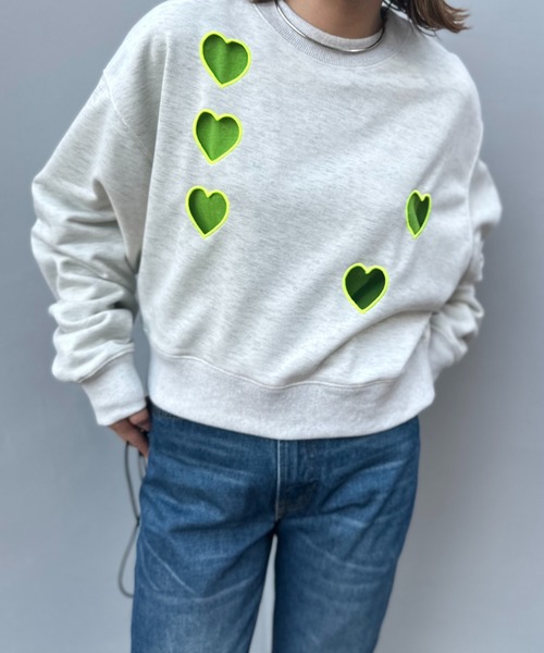 mi via loca(ミヴィアロカ)の「カットアウト ハート刺繍 スウェットプルオーバー(スウェット・レディース・ピンク/スミクロ/オートミール・FREE)」の4枚目の写真