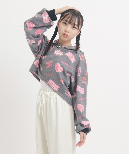 PINK-latte（ピンクラテ）の「◆【るーつくコラボ】総柄プリントショートフーディー（パーカー・キッズ・オフホワイト/ブラック/ベビーピンク・13/14/15 /16）」の3枚目の写真