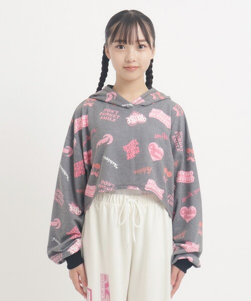 PINK-latte（ピンクラテ）の「◆【るーつくコラボ】総柄プリントショートフーディー（パーカー・キッズ・オフホワイト/ブラック/ベビーピンク・13/14/15 /16）」の4枚目の写真