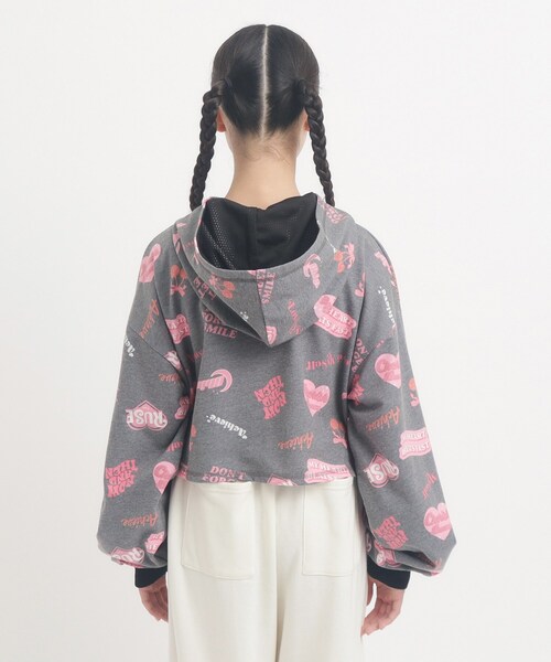 PINK-latte（ピンクラテ）の「◆【るーつくコラボ】総柄プリントショートフーディー（パーカー・キッズ・オフホワイト/ブラック/ベビーピンク・13/14/15 /16）」の6枚目の写真