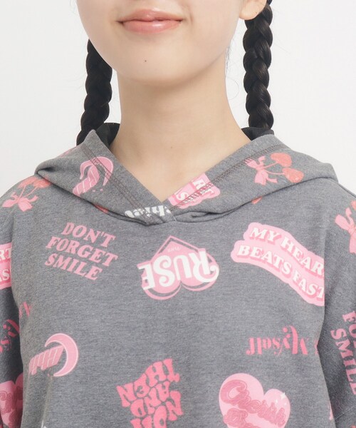 PINK-latte（ピンクラテ）の「◆【るーつくコラボ】総柄プリントショートフーディー（パーカー・キッズ・オフホワイト/ブラック/ベビーピンク・13/14/15 /16）」の7枚目の写真