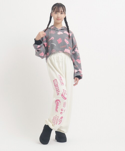 PINK-latte（ピンクラテ）の「◆【るーつくコラボ】総柄プリントショートフーディー（パーカー・キッズ・オフホワイト/ブラック/ベビーピンク・13/14/15 /16）」の15枚目の写真