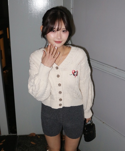 ALLuRing ChaRm(アリュリングチャーム)の「AR heart logo short cardigan / ARハートロゴショート丈カーディガン(カーディガン/ボレロ・レディース・ホワイト/ブラック・FREE)」の1枚目の写真