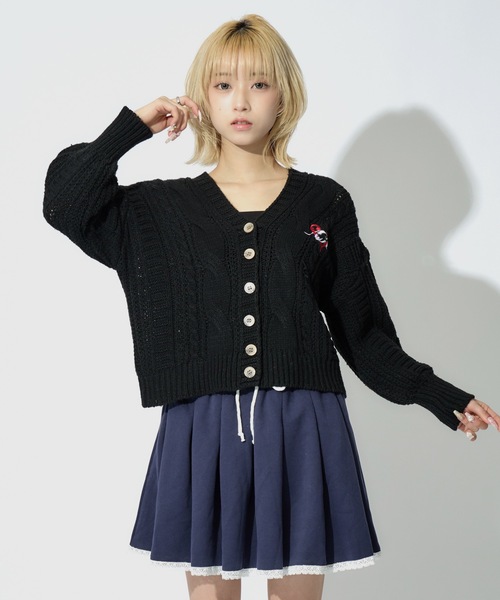 ALLuRing ChaRm(アリュリングチャーム)の「AR heart logo short cardigan / ARハートロゴショート丈カーディガン(カーディガン/ボレロ・レディース・ホワイト/ブラック・FREE)」の2枚目の写真