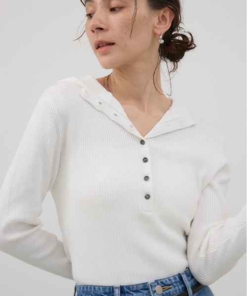 crie conforto（クリーコンフォルト）の「バラクラバニットプルオーバー　冬服 / フードあり（ニット/セーター・レディース・オフホワイト/グレー/ブラック・FREE）」の2枚目の写真