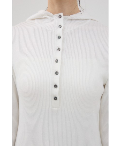 crie conforto（クリーコンフォルト）の「バラクラバニットプルオーバー　冬服 / フードあり（ニット/セーター・レディース・オフホワイト/グレー/ブラック・FREE）」の5枚目の写真