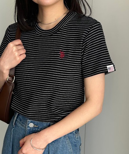 U.S. POLO ASSN.(ユーエスポロアッスン)の「【U.S.POLO ASSN.】 華奢見えコンパクトスムースTシャツ(Tシャツ/カットソー・レディース・サックスブルー/ホワイト/ピンク/ブラック×ホワイト/ネイビー・S/M/L/LL)」の2枚目の写真