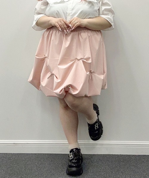 DearMyLoveWhip(ディアマイラブホイップ)の「【大きいサイズ】メニーリボンバルーンミニスカート(スカート・レディース・ブラック/ベビーピンク/ブルーグレー/アイボリー・6L/5L/4L)」の4枚目の写真