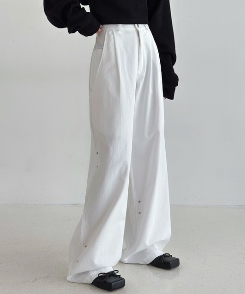 ボタン付き ルーズシルエットストレートパンツ（スラックス