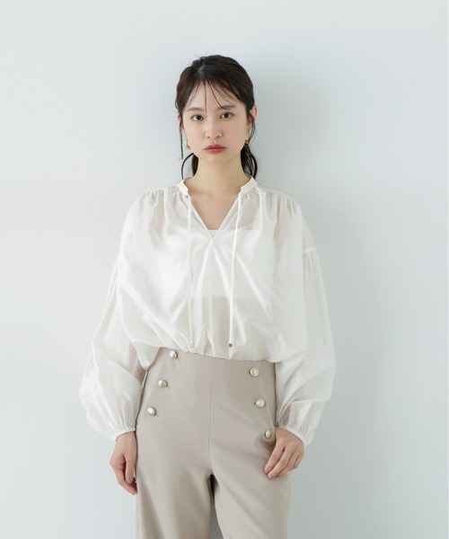 N.(N. Natural Beauty Basic)(エヌエヌナチュラルビューティーベーシック)の「シアーフロントリボンブラウス(シャツ/ブラウス・レディース・ブルー/オフホワイト/チャコールグレー・MEDIUM)」の4枚目の写真