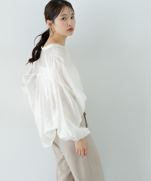 N.(N. Natural Beauty Basic)(エヌエヌナチュラルビューティーベーシック)の「シアーフロントリボンブラウス(シャツ/ブラウス・レディース・ブルー/オフホワイト/チャコールグレー・MEDIUM)」の7枚目の写真