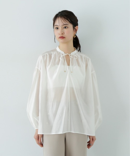 N.(N. Natural Beauty Basic)(エヌエヌナチュラルビューティーベーシック)の「シアーフロントリボンブラウス(シャツ/ブラウス・レディース・ブルー/オフホワイト/チャコールグレー・MEDIUM)」の10枚目の写真