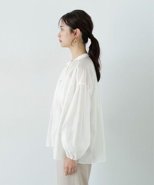 N.(N. Natural Beauty Basic)(エヌエヌナチュラルビューティーベーシック)の「シアーフロントリボンブラウス(シャツ/ブラウス・レディース・ブルー/オフホワイト/チャコールグレー・MEDIUM)」の11枚目の写真
