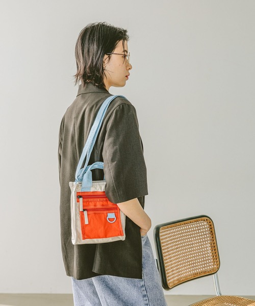 BAYFLOW（ベイフロー）の「[500mlペットボトルも入る]ポケット付きライトスクエアショルダー（ショルダーバッグ・レディース・カーキ/ブラック/アイボリー・FREE）」の3枚目の写真