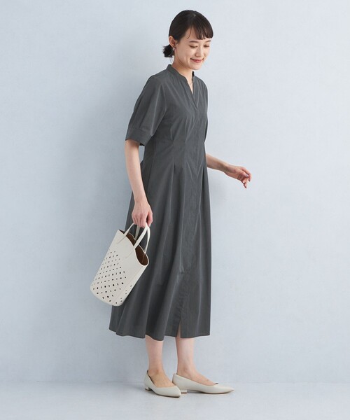 green label relaxing(グリーンレーベルリラクシング)の「ウエストフィット 5分袖 シャツ ワンピース -マシンウォッシャブル-(シャツワンピース・レディース・ベージュ/ダークグレー/その他1・FREE)」の4枚目の写真