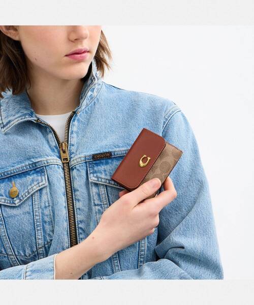 COACH(コーチ)の「エッセンシャル カード ホルダー ウォレット・シグネチャー キャンバス(財布・レディース・ブラウン系その他・ONE)」の4枚目の写真