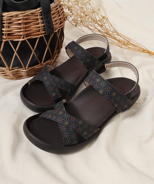 Re:getA(リゲッタ)の「RegettaCanoe CJFW3518 和柄麻の葉クロスベルトローヒールサンダル(サンダル・レディース・ブラック/アイボリー/レッド・L/LL/S/M)」の1枚目の写真