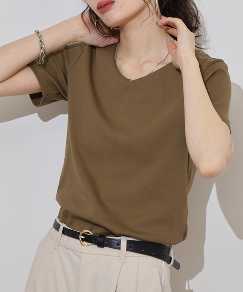 atONE(アットワン)の「VネックコンパクトコットンTシャツ(Tシャツ/カットソー・レディース・オフホワイト/カーキ/グレイッシュベージュ/ブラック・4L/3L/LL/L/M)」の4枚目の写真