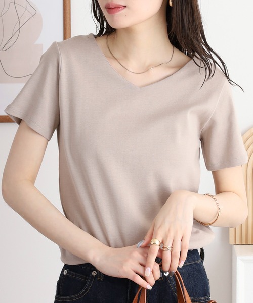atONE(アットワン)の「VネックコンパクトコットンTシャツ(Tシャツ/カットソー・レディース・オフホワイト/カーキ/グレイッシュベージュ/ブラック・4L/3L/LL/L/M)」の6枚目の写真