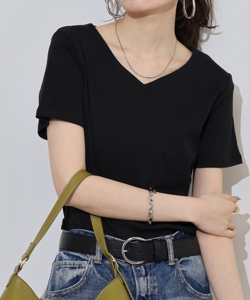 atONE(アットワン)の「VネックコンパクトコットンTシャツ(Tシャツ/カットソー・レディース・オフホワイト/カーキ/グレイッシュベージュ/ブラック・4L/3L/LL/L/M)」の14枚目の写真