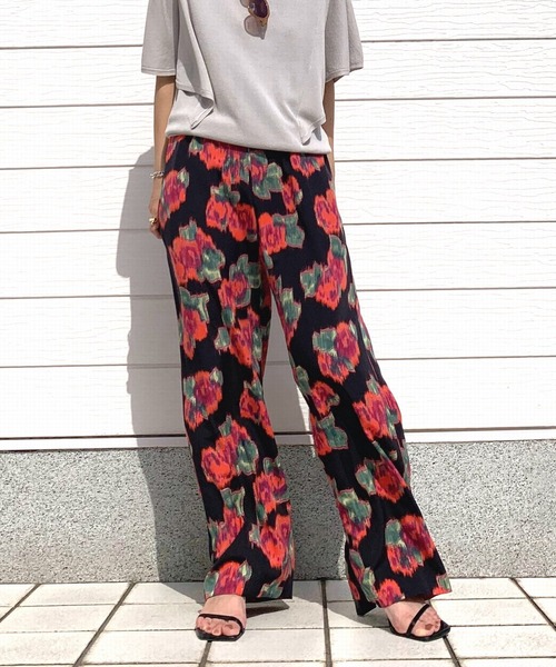 Q（キュー）の「フラワープリントストレートパンツ（その他パンツ・レディース・ブラック系1/ブラック系・MEDIUM）」の2枚目の写真