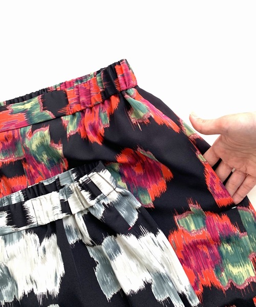 Q（キュー）の「フラワープリントストレートパンツ（その他パンツ・レディース・ブラック系1/ブラック系・MEDIUM）」の8枚目の写真