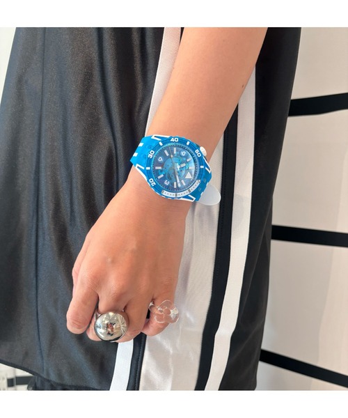SWATCH(スウォッチ)の「BLACK SEA NETTLE(アナログ腕時計・レディース・ホワイト/ブラック/レッド/イエロー/ブルー/ピンク/オレンジ/ネイビー/グリーン・FREE)」の5枚目の写真