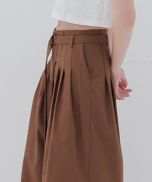 DRESSLAVE(ドレスレイブ)の「narrow belt tuck wide pants(ナローベルトタックワイドパンツ)(その他パンツ・レディース・ブラック/ブラウン・36/38)」の8枚目の写真