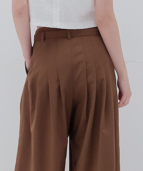 DRESSLAVE(ドレスレイブ)の「narrow belt tuck wide pants(ナローベルトタックワイドパンツ)(その他パンツ・レディース・ブラック/ブラウン・36/38)」の9枚目の写真