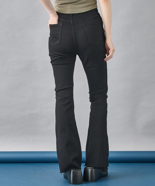 ANAP(アナップ)の「レイヤード風 デニム フレア パンツ(デニムパンツ・レディース・ライトブルー/ブラック・M/S)」の5枚目の写真