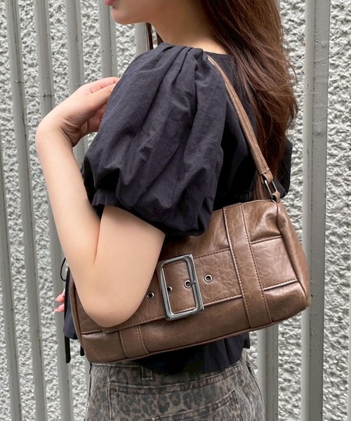 FOREVER 21（フォーエバー トゥエンティーワン）の「【2025SS】ベルトボストンバッグ（ハンドバッグ・レディース・ブラック/ブラウン/レッド・FREE）」の3枚目の写真