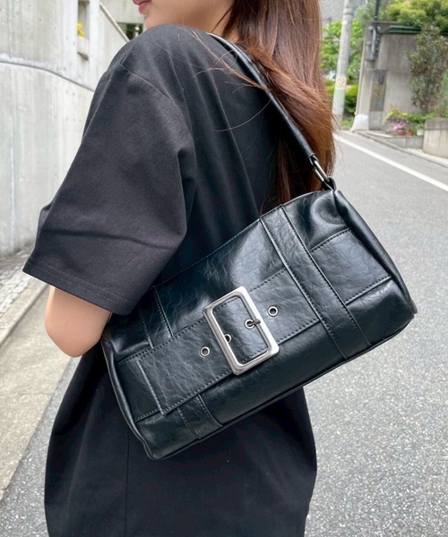 FOREVER 21（フォーエバー トゥエンティーワン）の「【2025SS】ベルトボストンバッグ（ハンドバッグ・レディース・ブラック/ブラウン/レッド・FREE）」の2枚目の写真