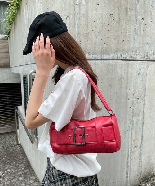 FOREVER 21（フォーエバー トゥエンティーワン）の「【2025SS】ベルトボストンバッグ（ハンドバッグ・レディース・ブラック/ブラウン/レッド・FREE）」の9枚目の写真