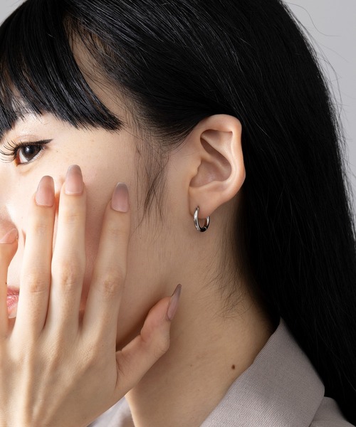 MAISON BREEZE(メゾンブリーズ)の「【MAISON BREEZE】ピアス ステンレス 細幅 丸甲 直径1.5cm ミニ シンプル ワンタッチ フープピアス OSWY(ピアス(両耳用)・レディース・ゴールド/シルバー/ブラック・FREE)」の2枚目の写真