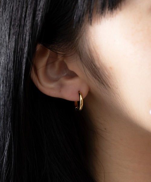 MAISON BREEZE(メゾンブリーズ)の「【MAISON BREEZE】ピアス ステンレス 細幅 丸甲 直径1.5cm ミニ シンプル ワンタッチ フープピアス OSWY(ピアス(両耳用)・レディース・ゴールド/シルバー/ブラック・FREE)」の3枚目の写真
