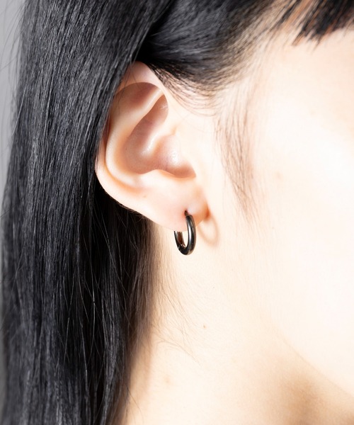 MAISON BREEZE(メゾンブリーズ)の「【MAISON BREEZE】ピアス ステンレス 細幅 丸甲 直径1.5cm ミニ シンプル ワンタッチ フープピアス OSWY(ピアス(両耳用)・レディース・ゴールド/シルバー/ブラック・FREE)」の9枚目の写真
