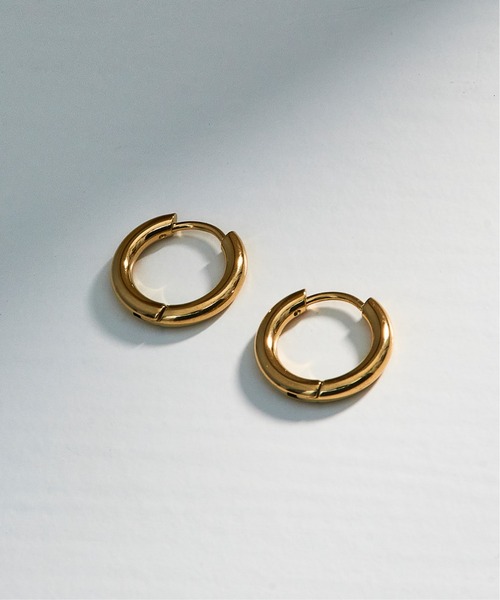 MAISON BREEZE(メゾンブリーズ)の「【MAISON BREEZE】ピアス ステンレス 細幅 丸甲 直径1.5cm ミニ シンプル ワンタッチ フープピアス OSWY(ピアス(両耳用)・レディース・ゴールド/シルバー/ブラック・FREE)」の5枚目の写真