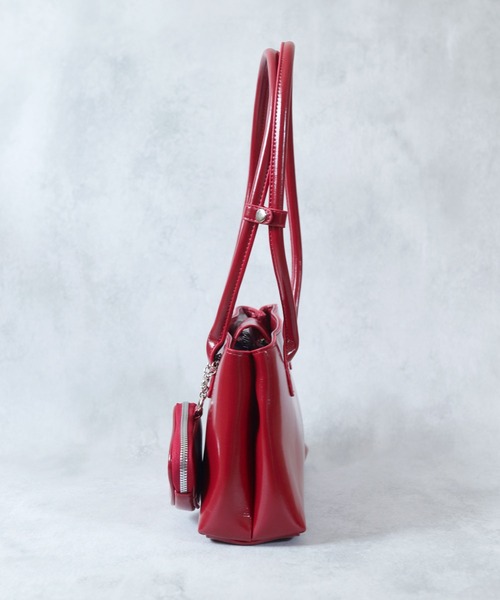 florist(フローリスト)の「ハートチャーム付♪エナメルレザーライクボストンバッグ/ 500mlペットボトル収納可(ボストンバッグ・レディース・レッド/ブラック・FREE)」の12枚目の写真